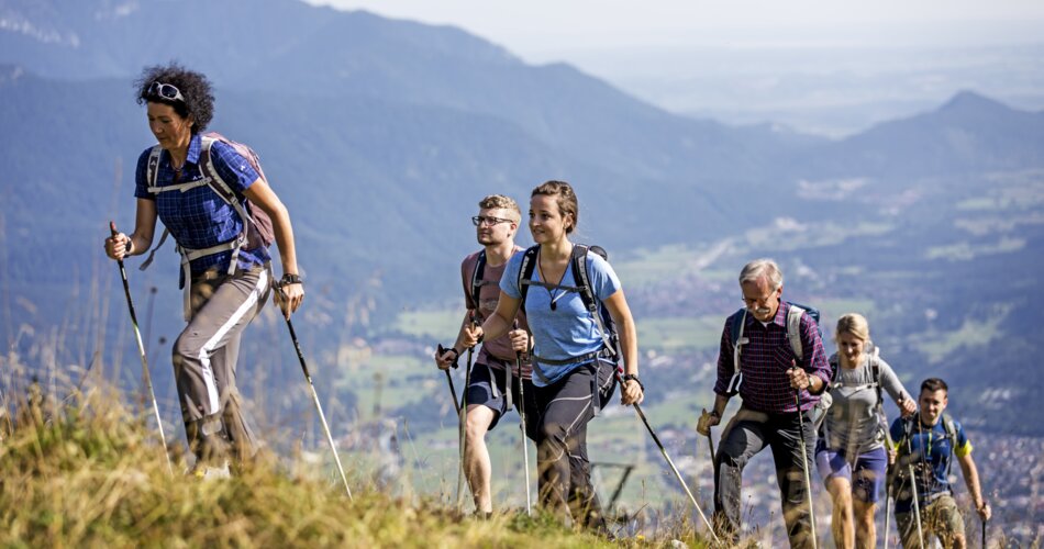 Gruppe die den Berg hinauf wandert | © Markt Garmisch-Partenkirchen/Christian Stadler
